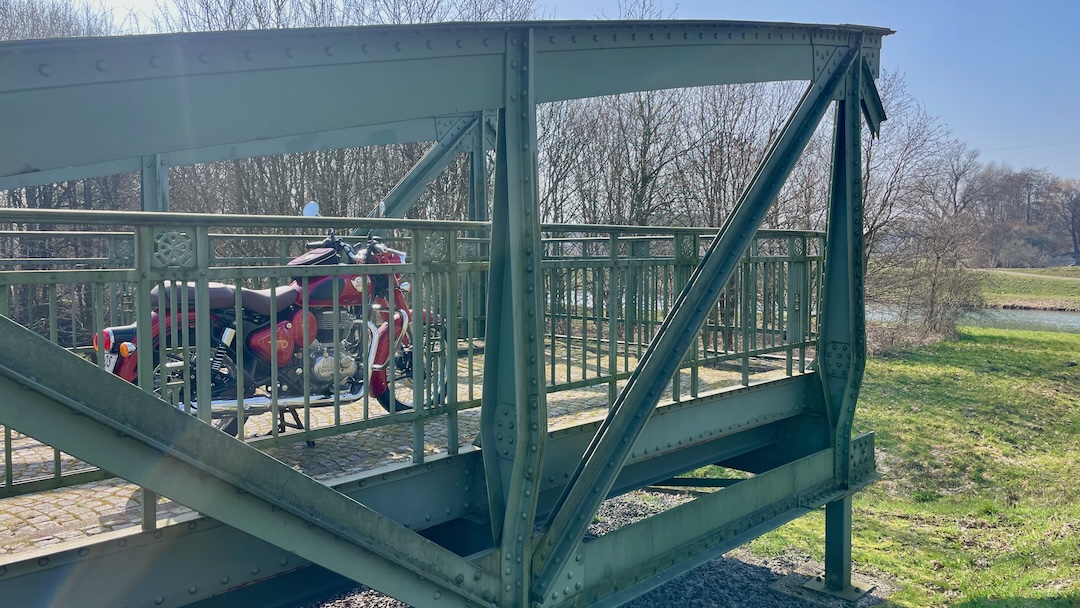 Moped auf Kanalbrücke