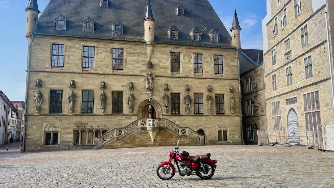 Moped vor dem Rathaus