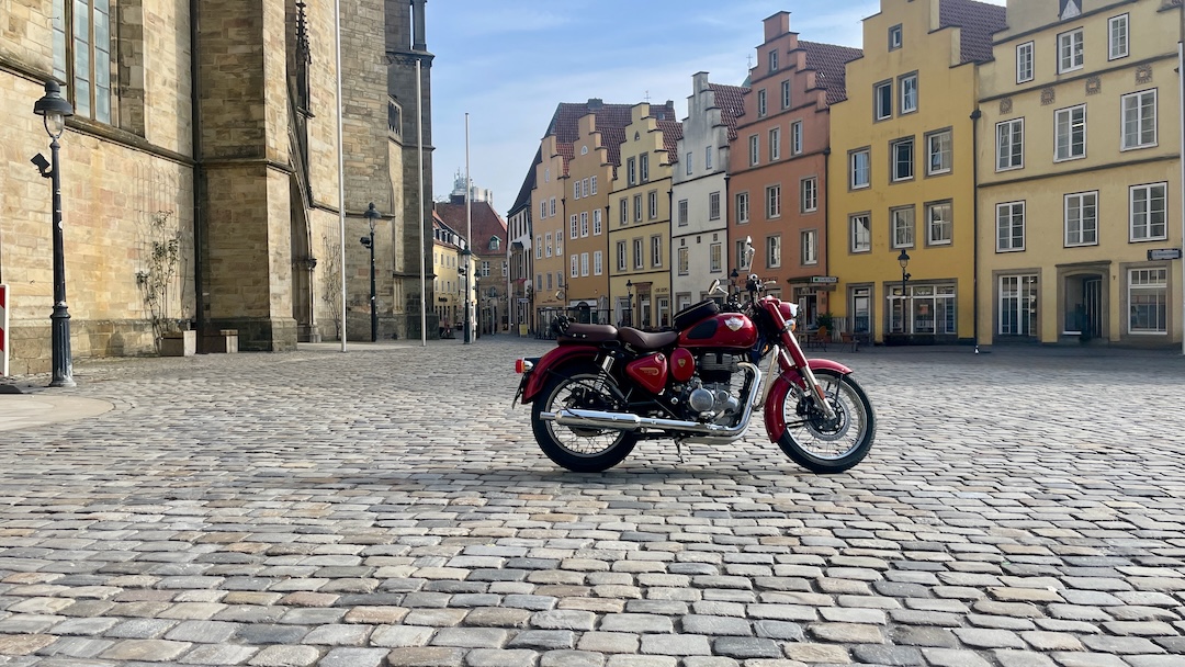 Moped vor Giebelhäusern