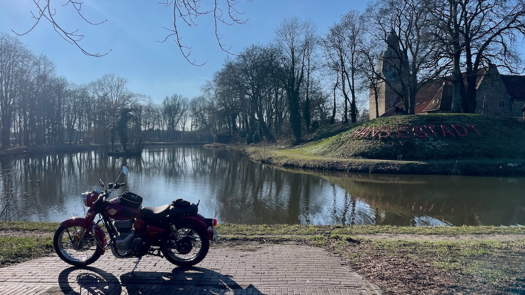 Moped vor Schlossteich