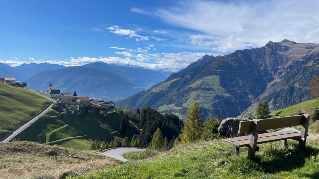 Bank vor Serpentinen