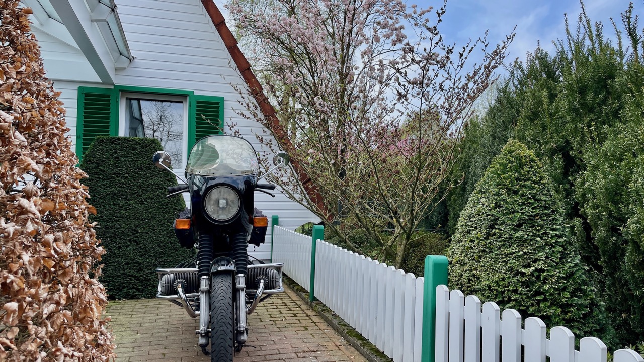 Vorgarten mit BMW.jpeg