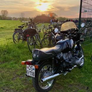 BMW auf dem Osterfeuer.jpeg