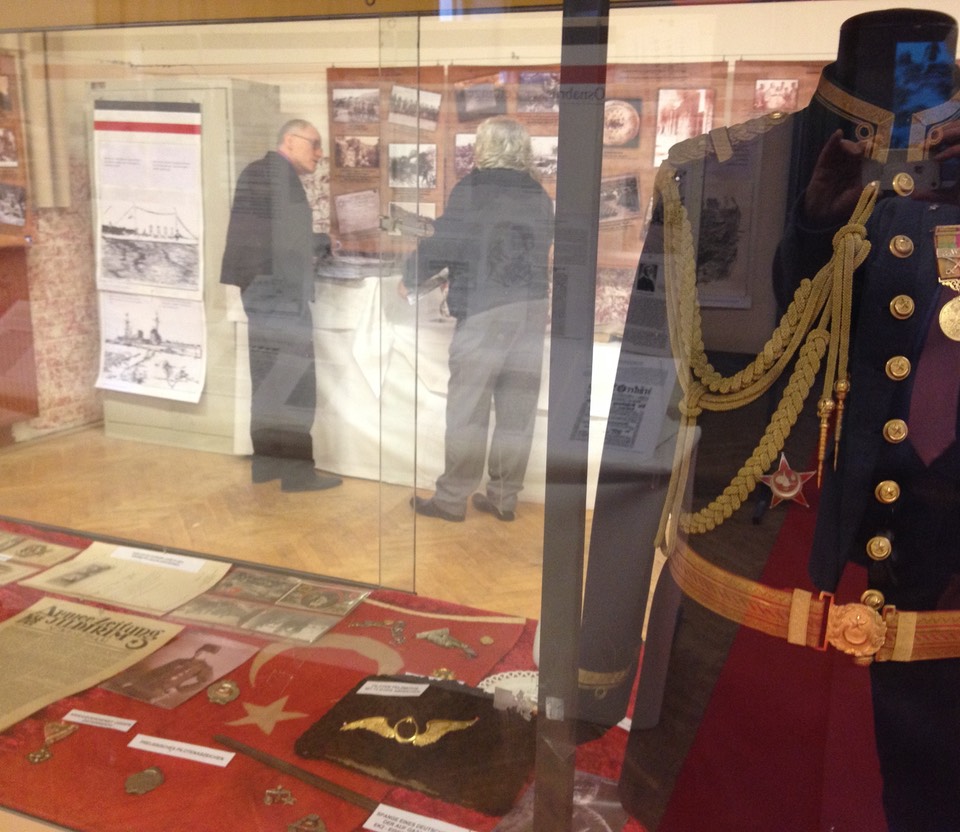 Vitrine mit Uniform