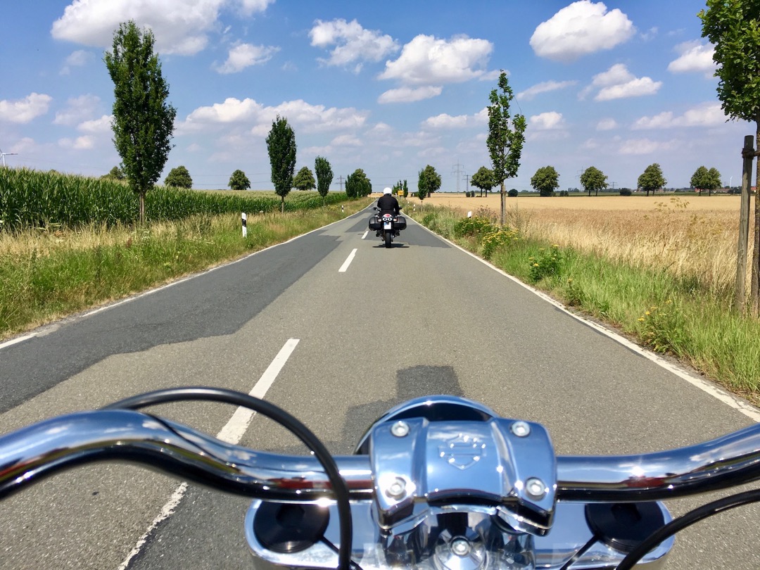 BMW vor Harley.jpg