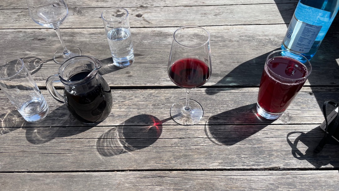 Holz und Wein.png