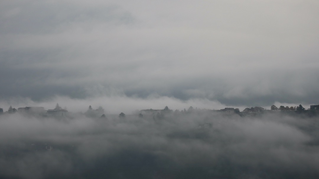 Dorf Tirol im Nebel.jpeg