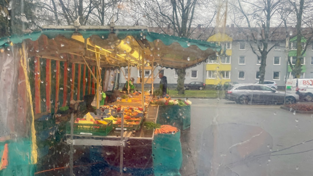 Marktstand im Regen.jpeg