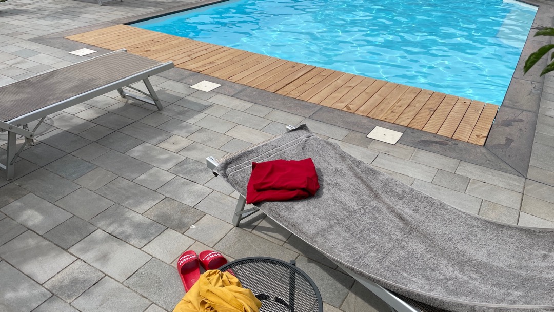allein am Pool.jpeg