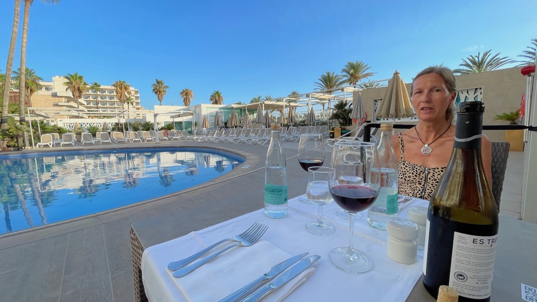 Dinner am Pool.jpeg
