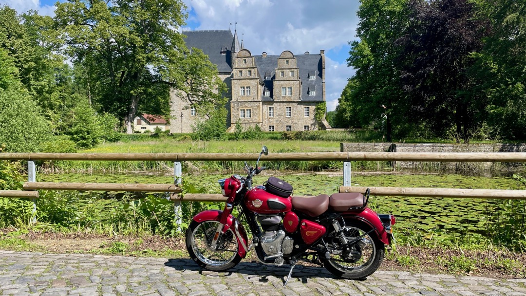 Schelenburg mit Moped.jpg