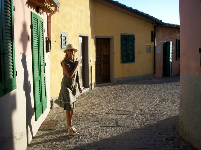 Frau mit Hut in Capoliveri