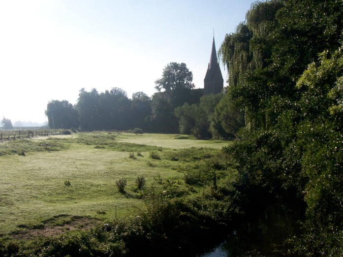 Kirche und Tauwiesen