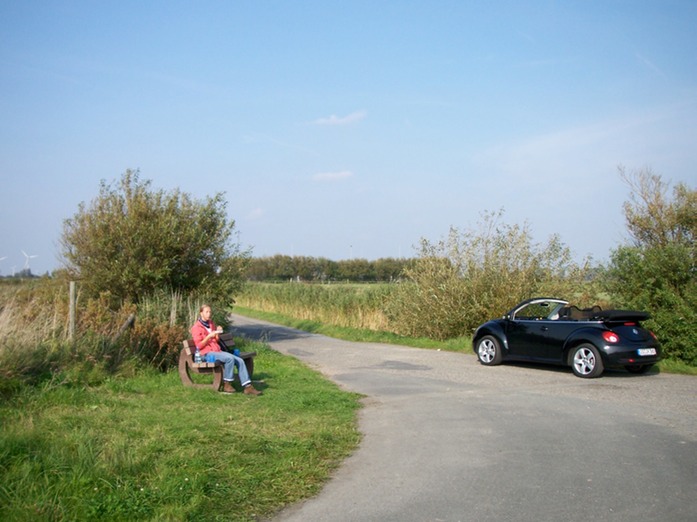 eine Frau und ihr Cabrio hinterm Deich