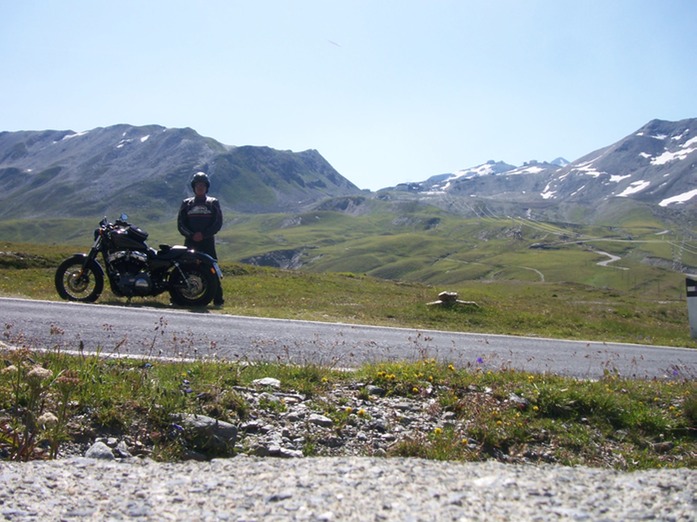 Mann mit Harley hinterm Stilfser Joch