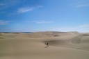 einsamer Mann in der Wste am Meer