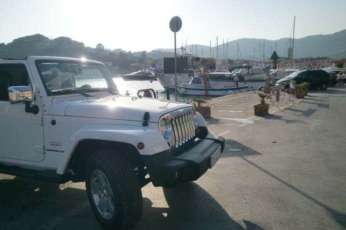 Jeep in der Sonne vor Porto Azzurro