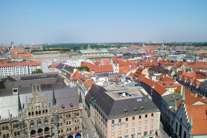 hinten das Hofbruhaus