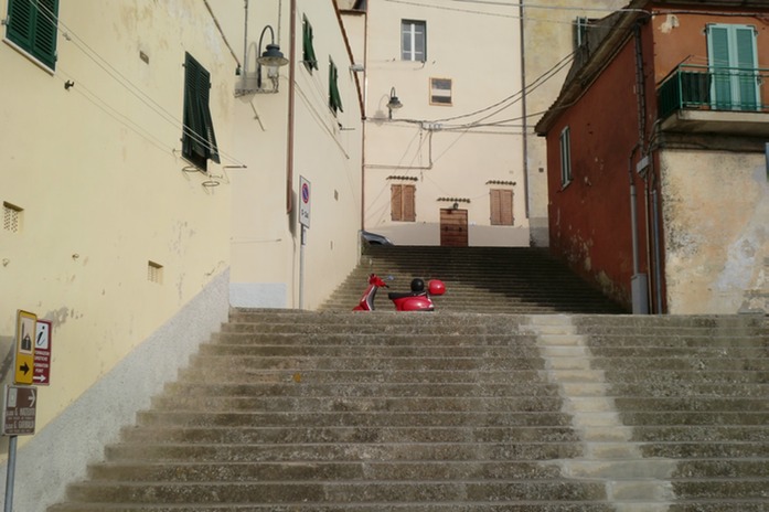 Vespa vor Treppe