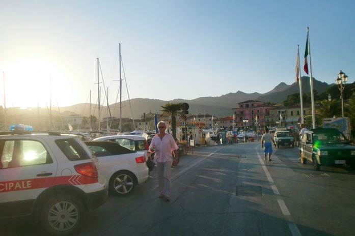 Herr in rosa vor Porto Azzurro