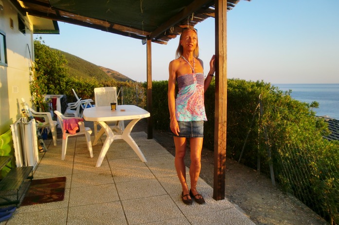 Frau am Chalet
