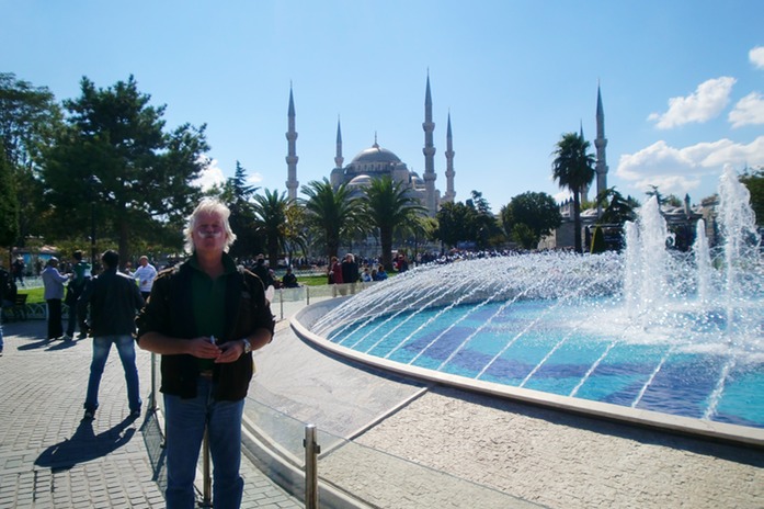 blauer Brunnen vor Moschee