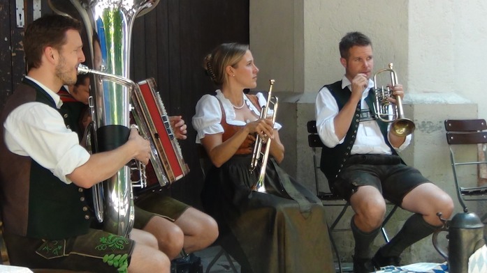 die Original HbH-Blaskapelle an unserem Tisch