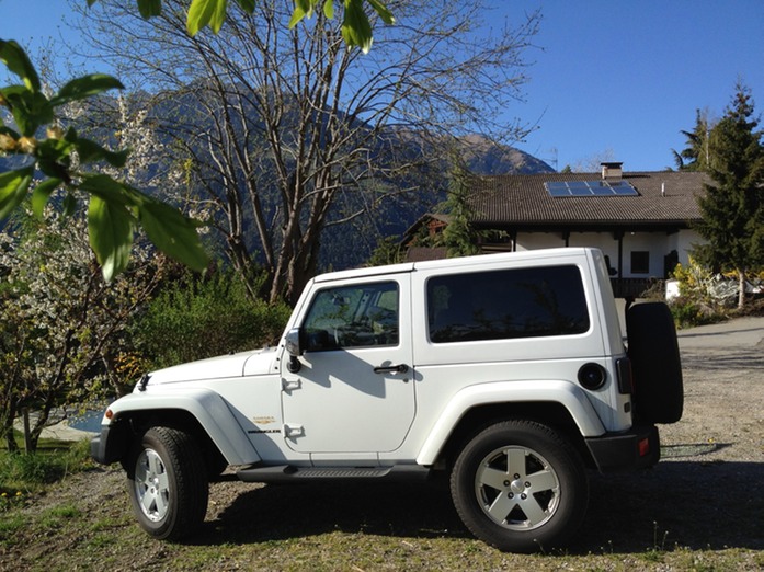 Jeep vor Zirmhof