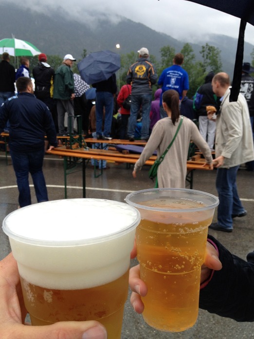 Bier und Schorle im Regen