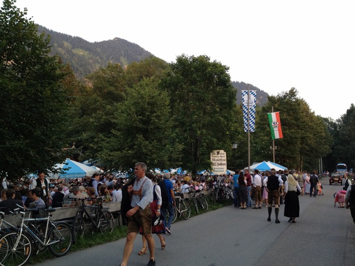 alle in Tracht