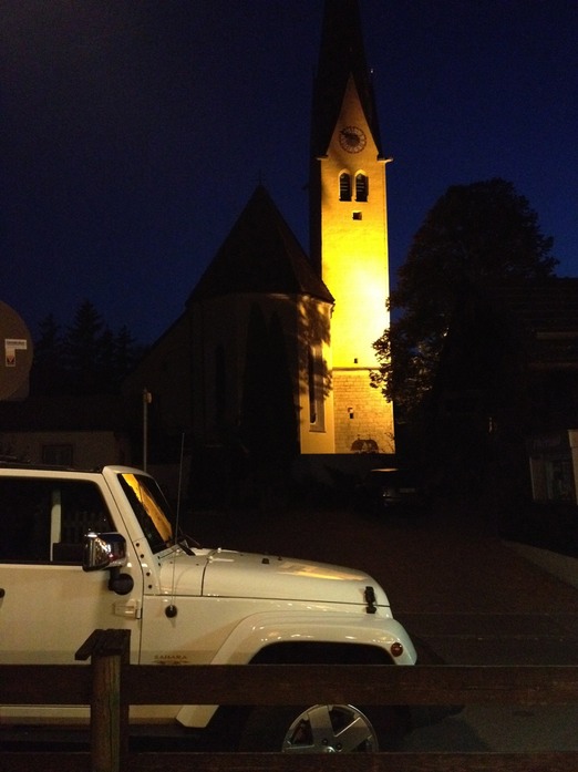 Jeep vor Kirche Rottach
