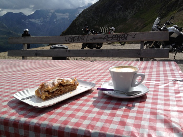 Kaffee und Apfelstrudel: erste Nahrung seit 10 Stunden