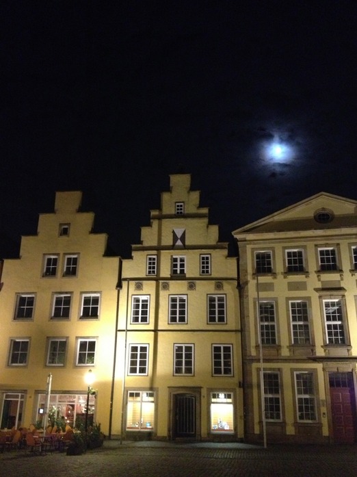 Giebelhuser mit Mond