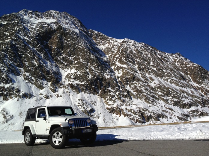 Jeep morgens am Timmelsjoch