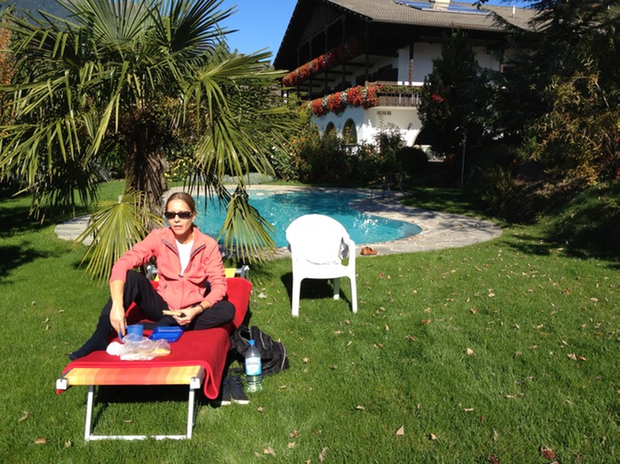 allein am Pool