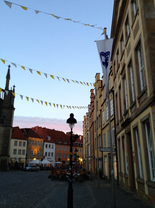 Markt am Abend mit CanakkaleFlagge