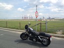 Harley vor leerem JadeWeserPort