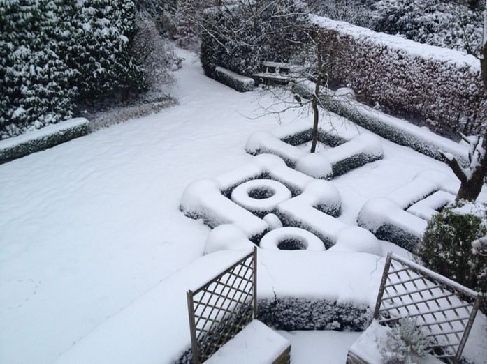 tief verschneit das Sommerhaus