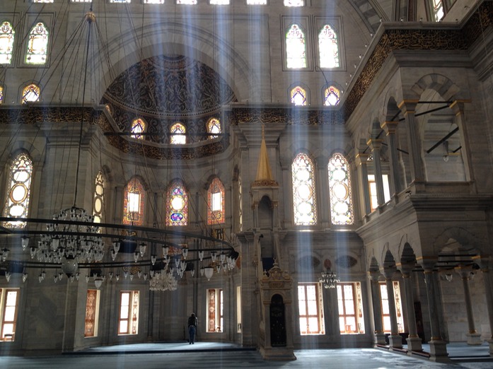 Lichtspiele in einer Moschee