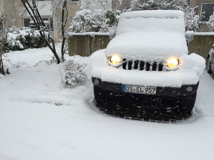 Jeep unter Schnee