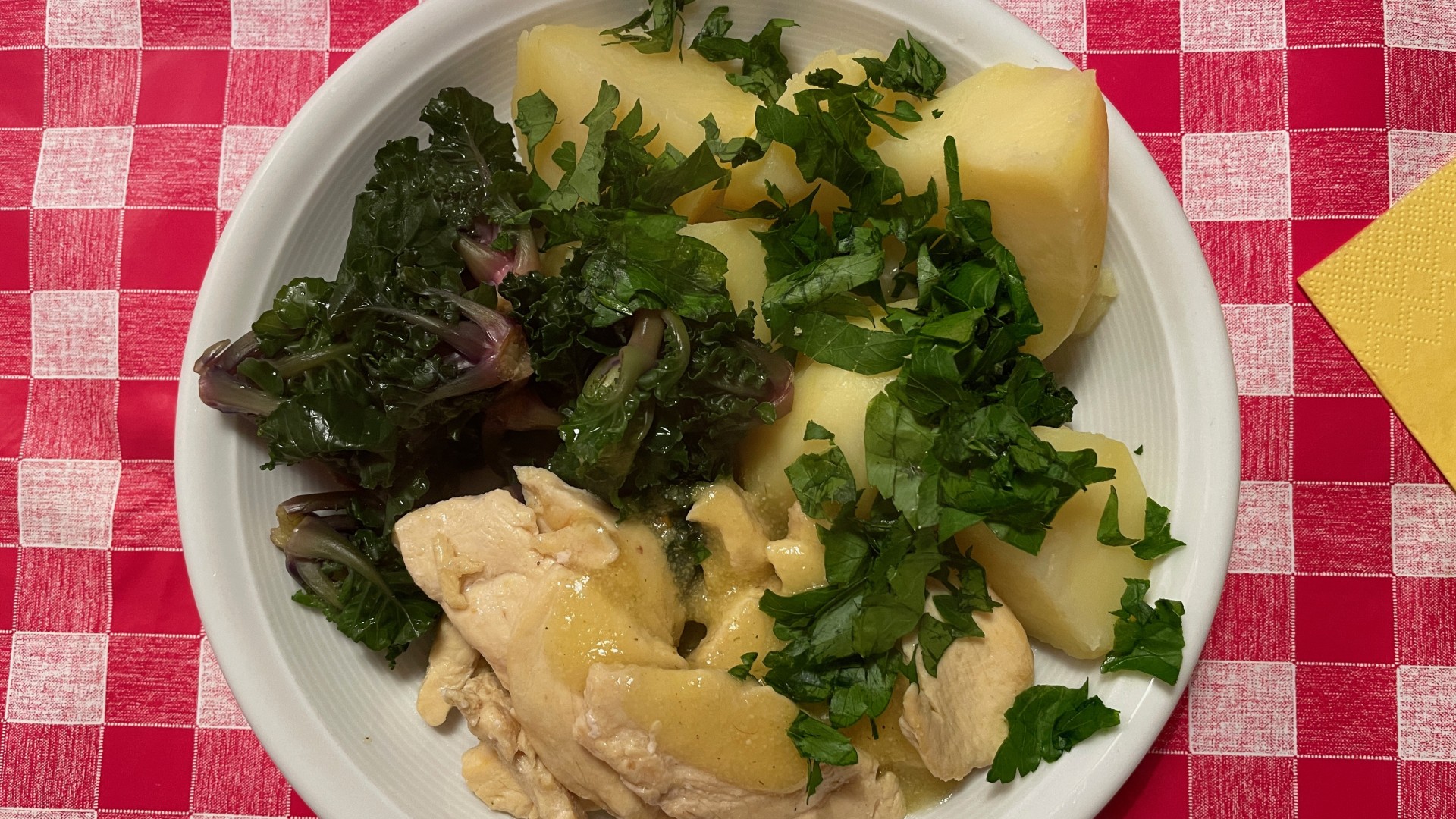 Kikok mit Kohlröschen und Sauce