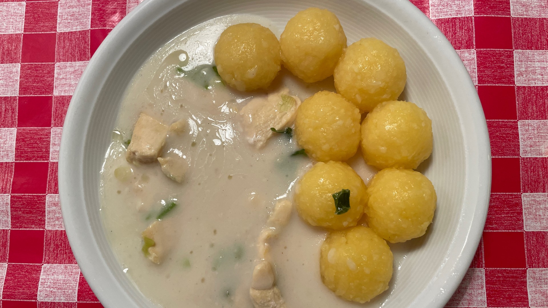 Knödel Kikok Sauce