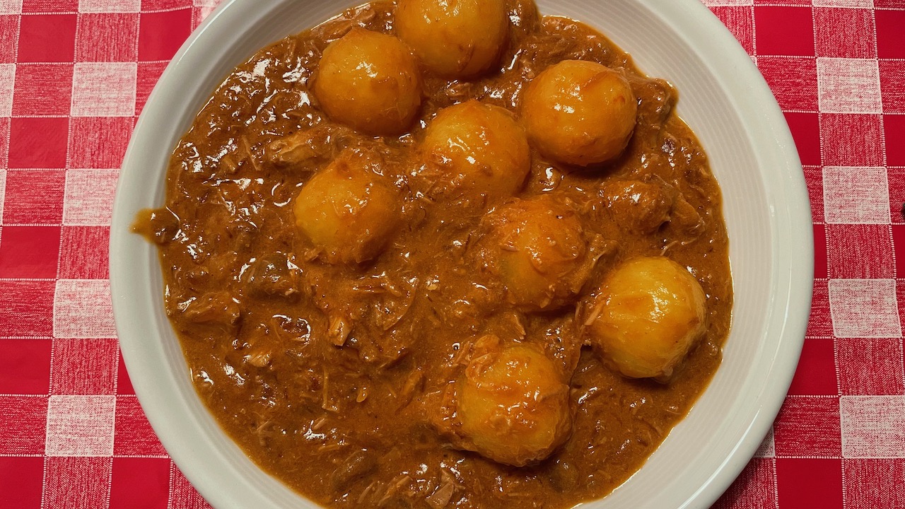 Knödel mit Gulasch