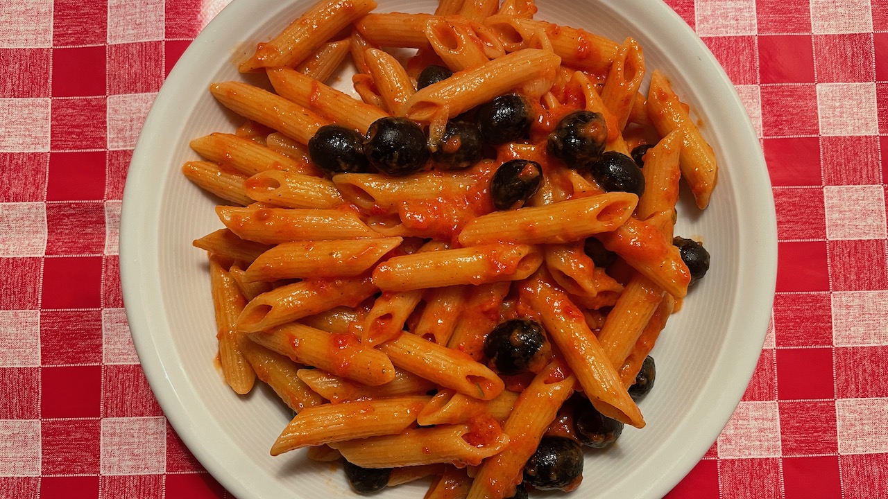 Rigatoni mit Tomaten und Oliven