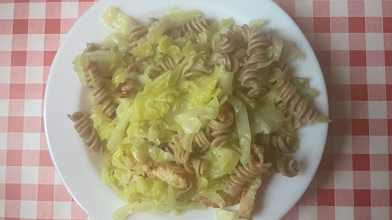 Spitzkohl mit Dinkelnudeln und Hähnchenfilet